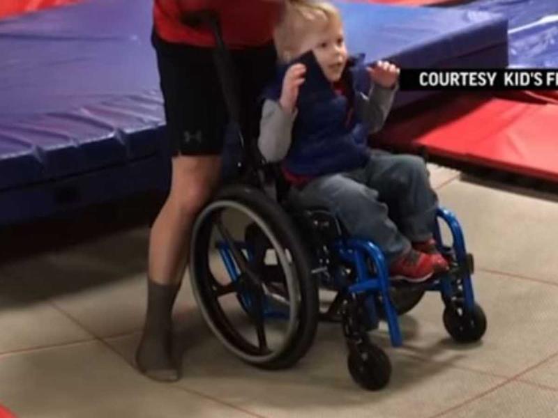 Niño en silla de ruedas hace acrobacias gracias a trampolín. Foto: Captura de pantalla