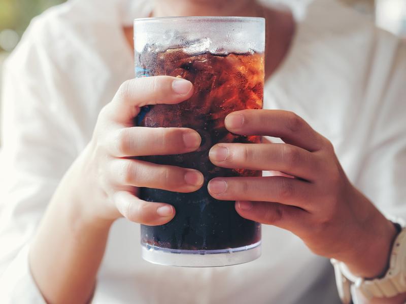 Beber refresco de cola podría causarte hasta descalcificación o Alzheimer