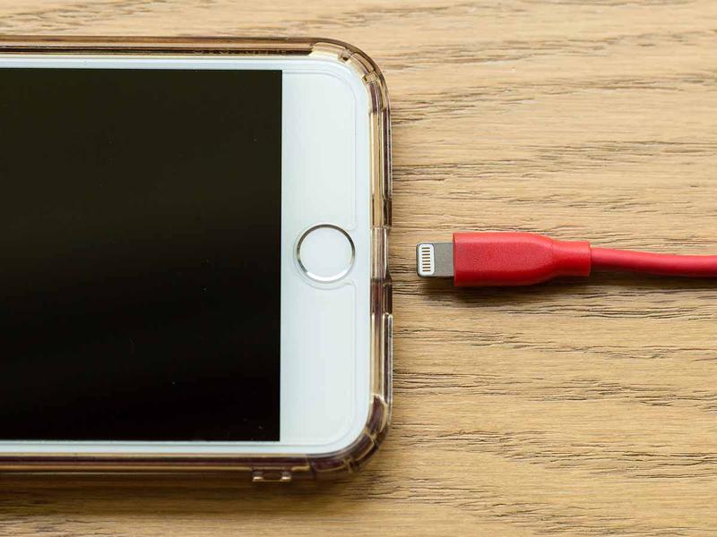 Aunque parezca una opción ideal el cargar la batería de tu celular en un aeropuerto, podrías estar poniendo en riesgo tu información. Foto: Pixabay