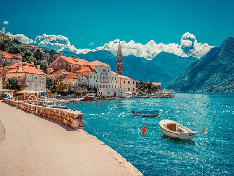 Montenegro, Europa. Ubicado en la península Balcánica, Montenegro es un destino de luna de miel  que te invita a perderte en su arena blanca y sus aguas azules. 