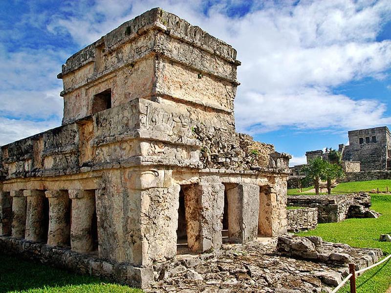 Tulum, Quintana Roo. Ya sea que lo conozcas por “amanecer” o “muralla” este centro arqueológico es el sitio más emblemático de la costa de Quintana Roo, debido a su vista impresionante al mar.