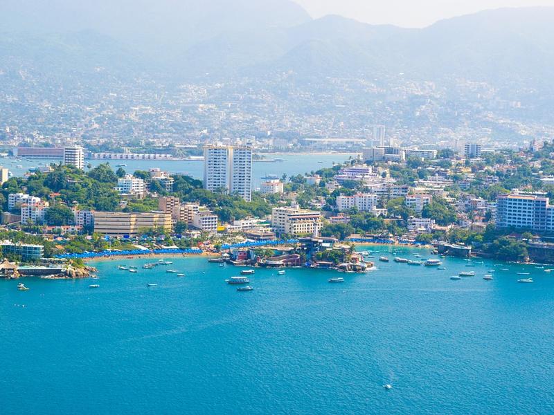 Digan lo que digan, Acapulco es el destino de los chilangos por excelencia. Es la playa más cercana a la capital y la de mayor tradición. 
