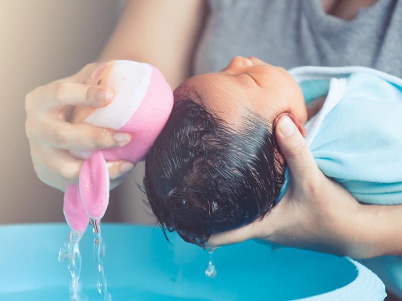 Cosas que JAMÁS debes hacer al bañar a tu recién nacido Foto: iStock