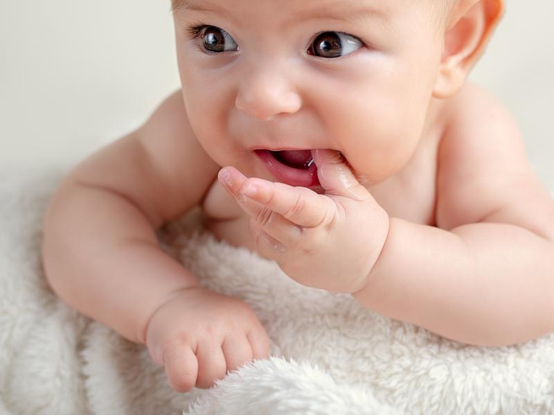 ¿Debo limpiar la boca de mi bebé aunque no tenga dientes?