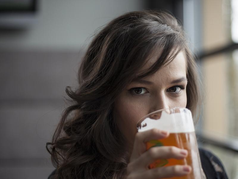 Beber cerveza es bueno contra las arrugas, dicen médicos españoles