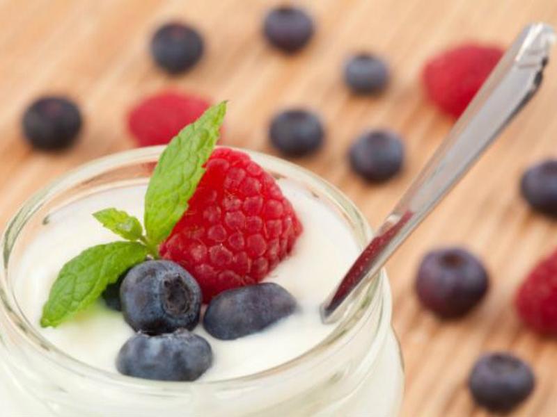 El yoghurt tiene grandes beneficios que debes aprovechar. No sé si sepas, pero, ¡soy fan al yoghurt! Es un alimento delicioso y, sobre todo, con muchos beneficios para la salud. Yo no lo sabía hasta hace poco que enfermé y mi doctor me recetó una porción en las mañanas. Además de ser un alimento súper completo, te deja la sensación de saciedad. Es buenísimo para la salud, y aquí te muestro varias de las razones por las que debes tomar yoghurt:  1.	Te ayuda a calmar la ansiedad, porque es rico en magnesio, c