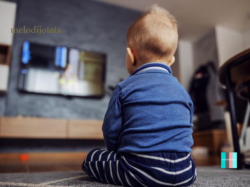 Dejar que tu bebé vea mucha televisión afecta su desarrollo sensorial