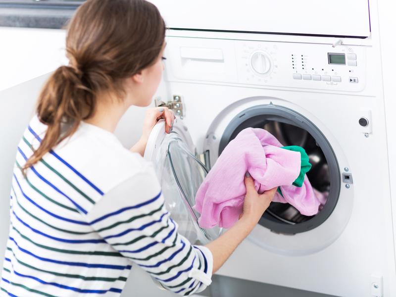 Errores que tal vez cometes al lavar la ropa, ¡no más ropa desteñida o rota!/ Foto: iStock