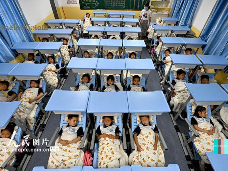 Estos son los pupitres-cama para las siestas obligatorias en las escuelas de China
