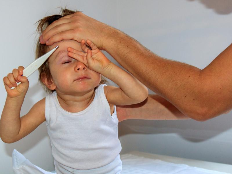 Cómo bajar la fiebre a los bebés