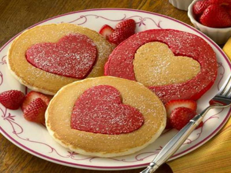 Hot cakes en forma de corazón
