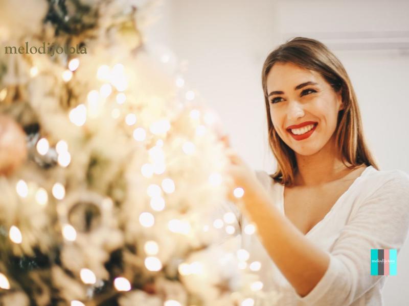 Mujer decorando árbol navideño