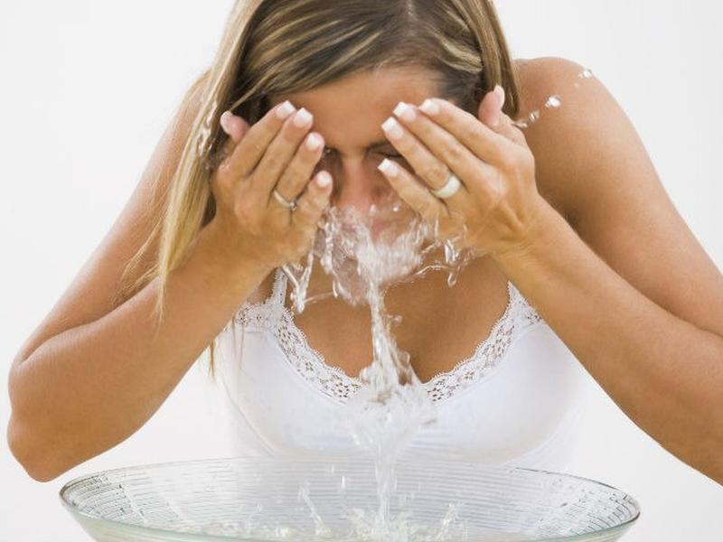 Lavar cara con agua mineral
