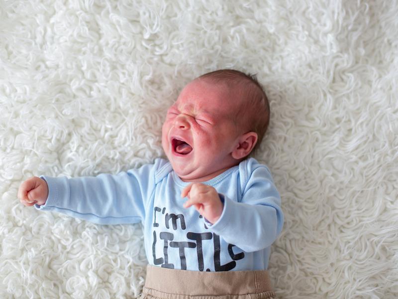 Dejar llorar a tu bebé podría causarle daño