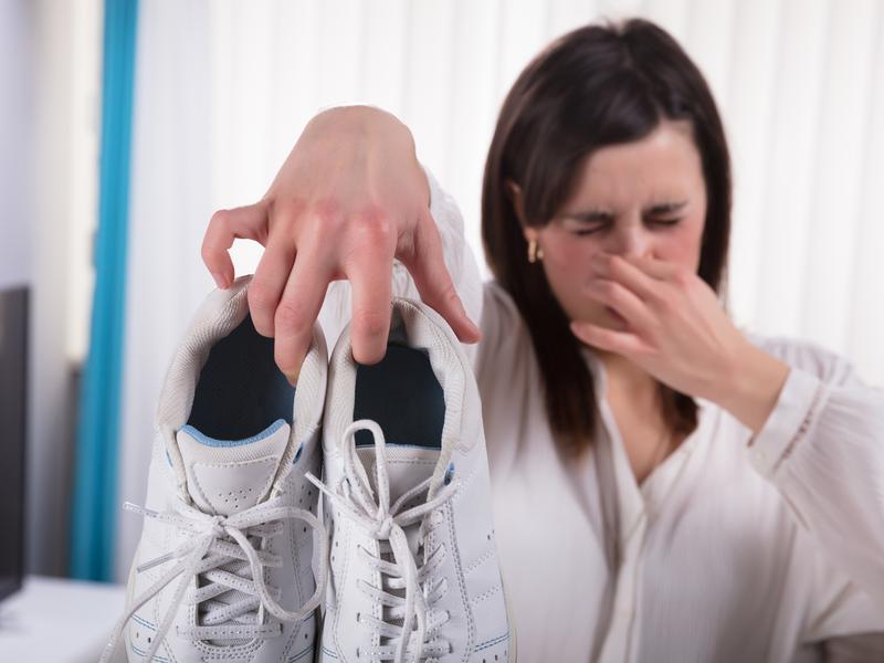 Cómo eliminar el mal olor de los zapatos 