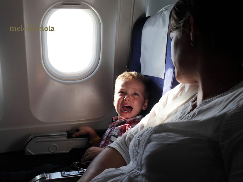Por qué los bebés lloran en los aviones