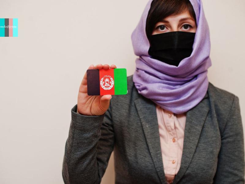 Mujer talibana con credencial