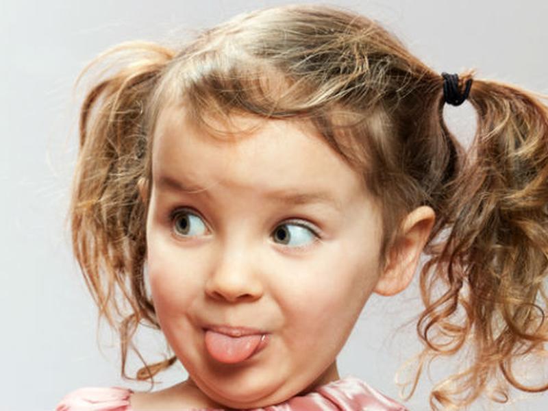 Por qué los niños sacan la lengua cuando hacen actividades/ Cortesía: Istock