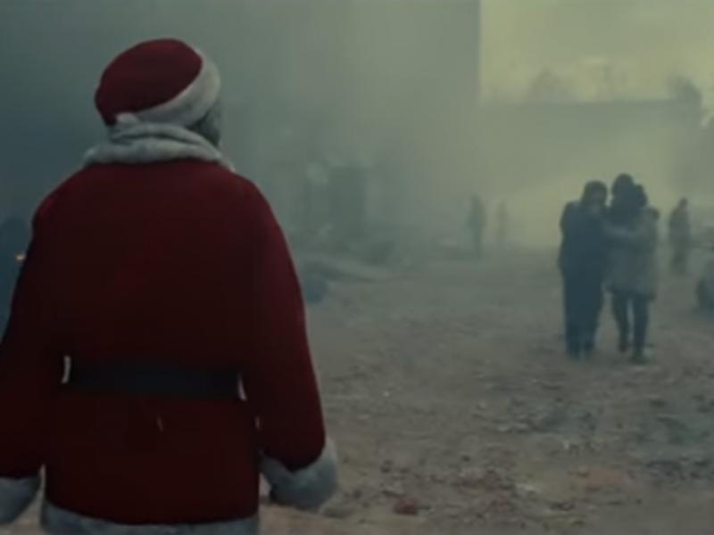 Santa Claus busca a una niña en la guerra y el video te hará llorar