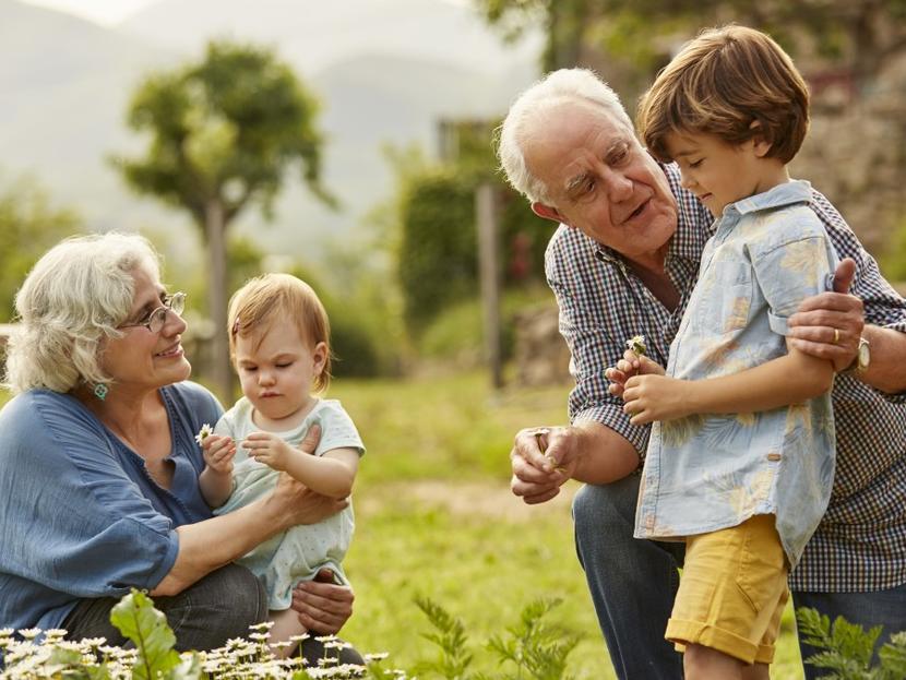 Abuelos que cuidan a sus nietos viven más y son más felices