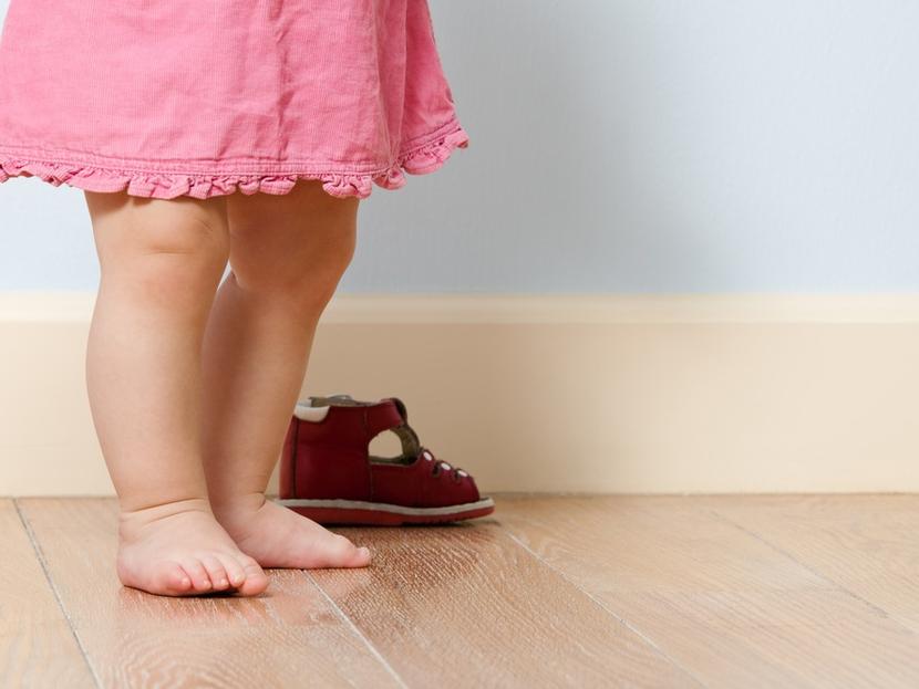 Los bebés descalzos son más inteligentes y esta es la razón.