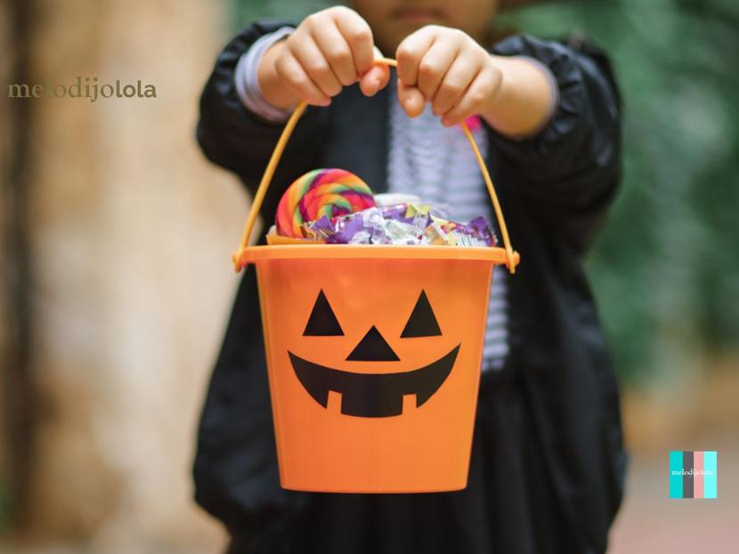 Niño con dulces en Halloween