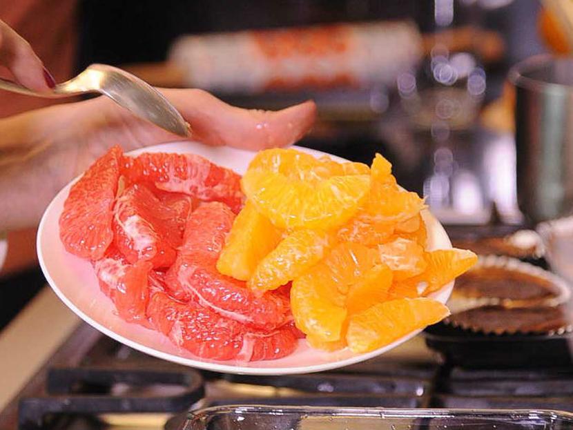Prepara una deliciosa y fresca ensalada de frutas cítricas.