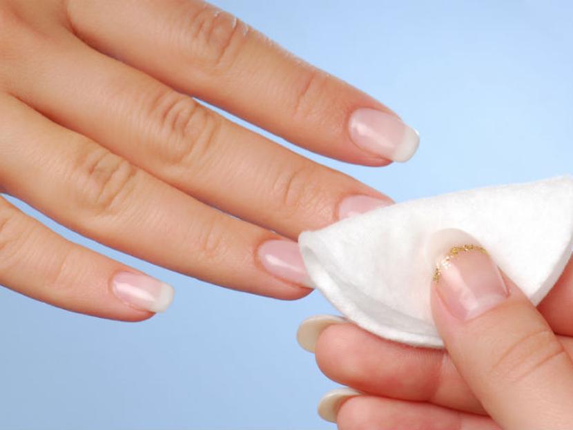 Cómo quitar el esmalte de tus uñas cuando no tienes quitaesmalte
