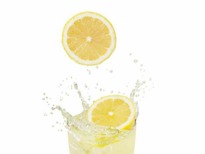 Toma agua con limón en ayunas