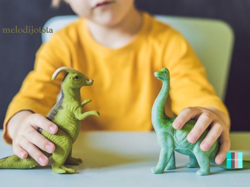 niño jugando con dinosaurios