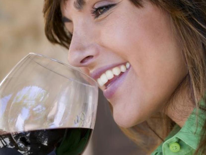 Mujeres inteligentes toman más alcohol
