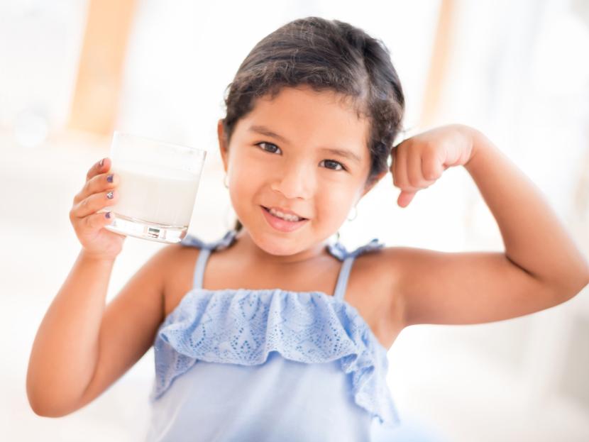¿Cuánta leche le debes dar a tus hijos? Expertos responden