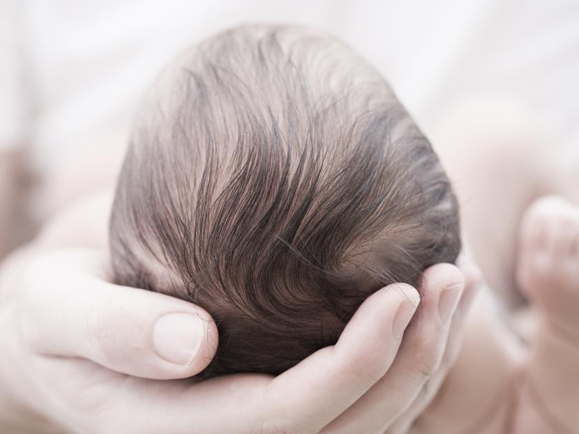 ¿Por qué algunos bebés nacen con  mucho cabello?