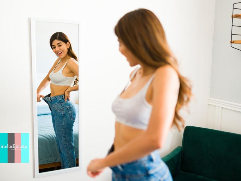Mujer viéndose al espejo