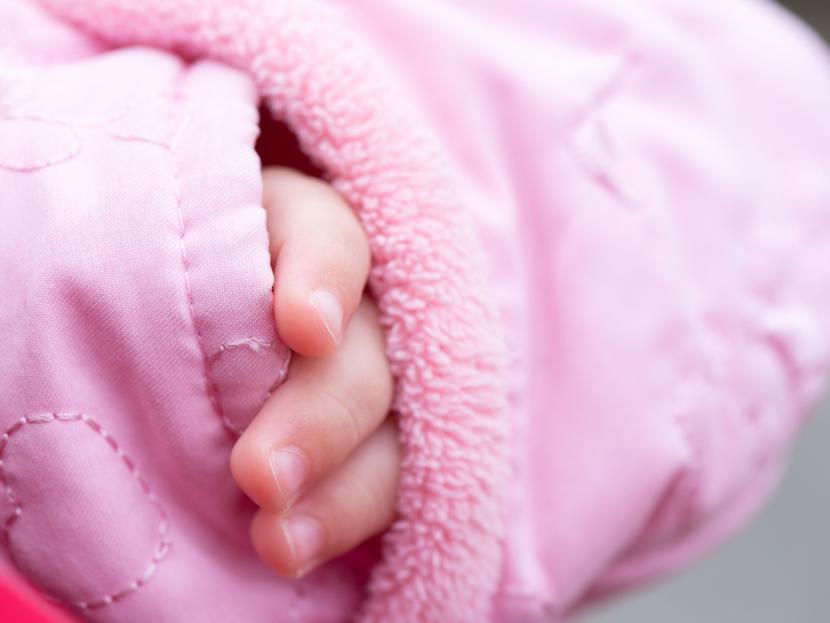 Ponerle guantes a tu bebé no es buena idea Foto: iStock
