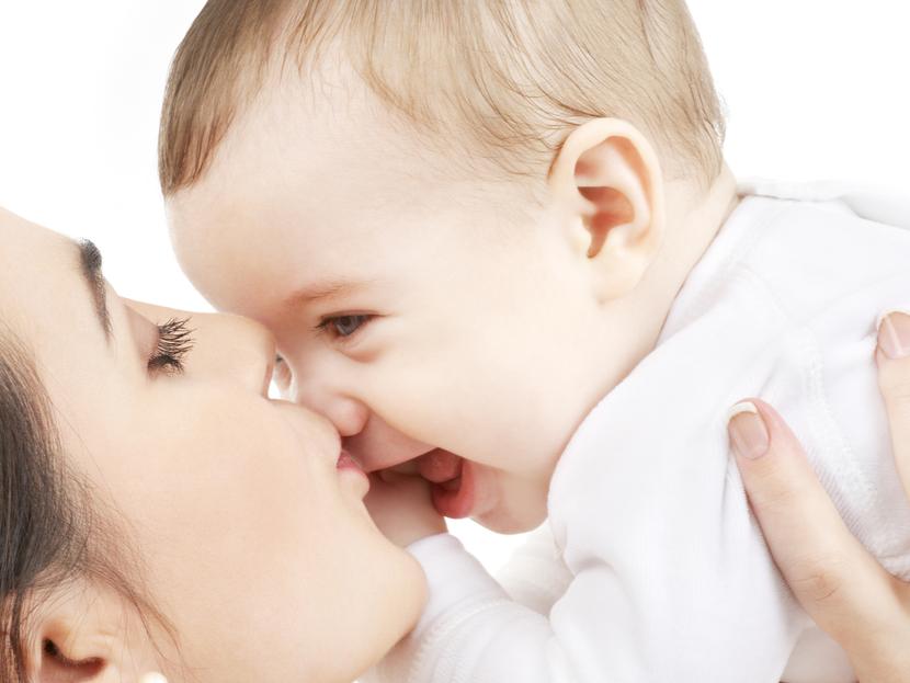 Razones para NO besar a tu hijo en la boca/ Cortesía iStock