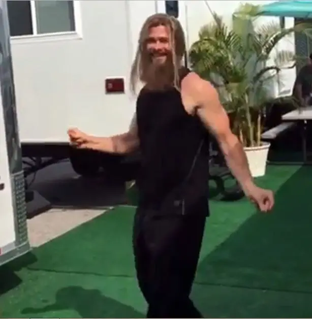 Thor bailando