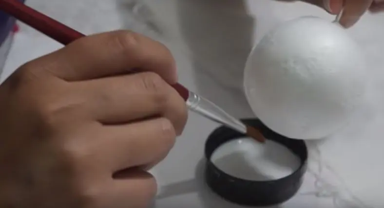 Cómo hacer esferas de Navidad con bolas de unicel y diamantina paso a paso