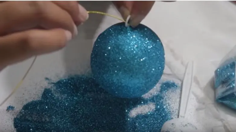Cómo hacer esferas de Navidad con bolas de unicel y diamantina paso a paso