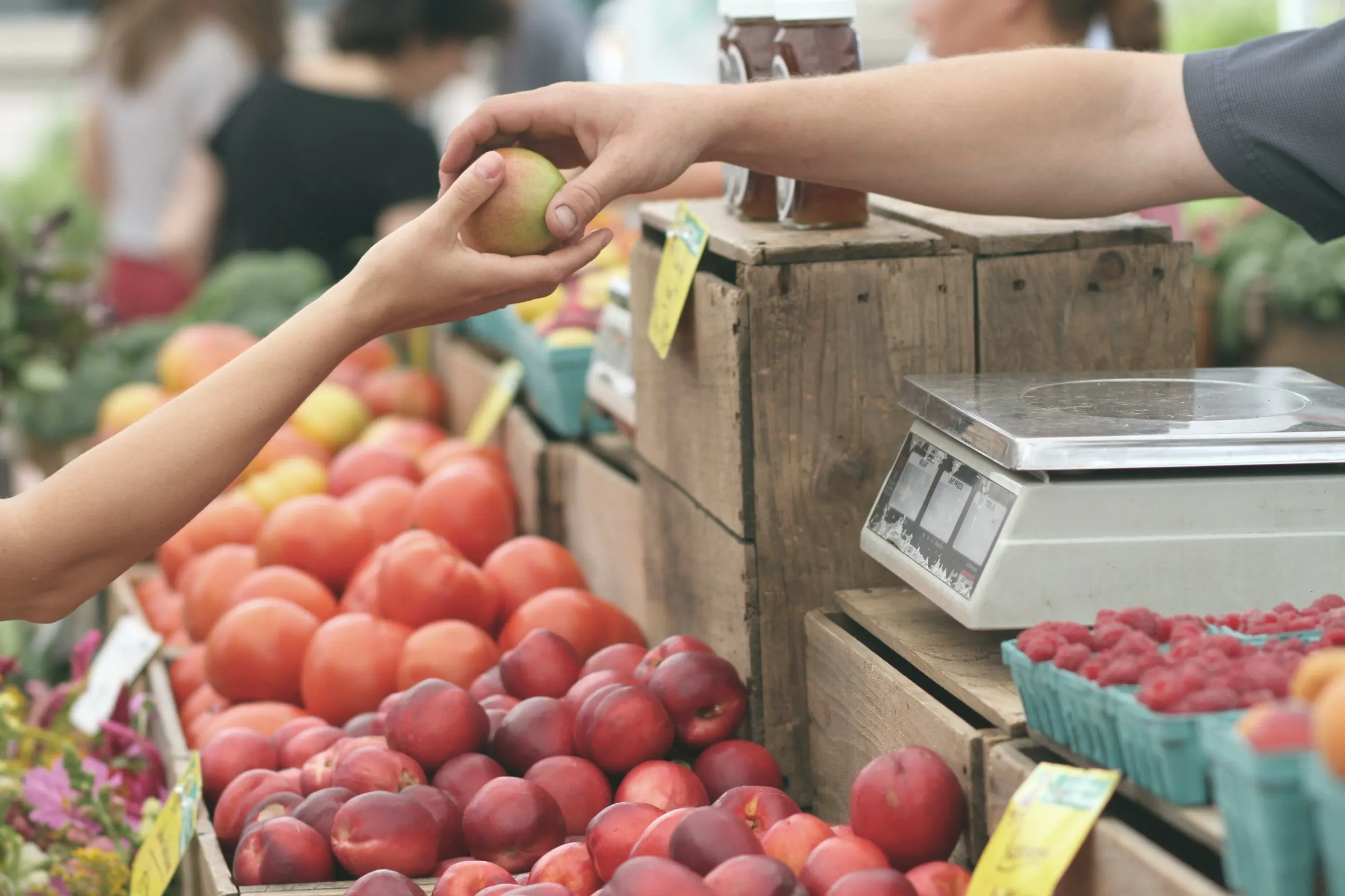 Mujer comprando fruta en el mercado / Foto: Stock