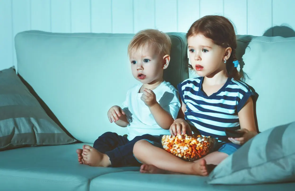 Dejar que tu hijo vea mucha televisión afecta su desarrollo sensorial