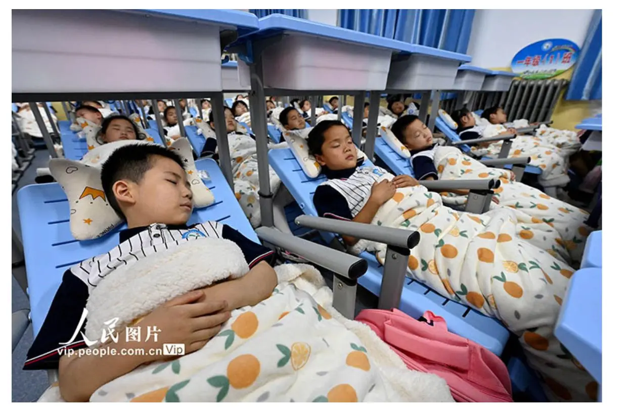 Estos son los pupitres-cama para las siestas obligatorias en las escuelas de China