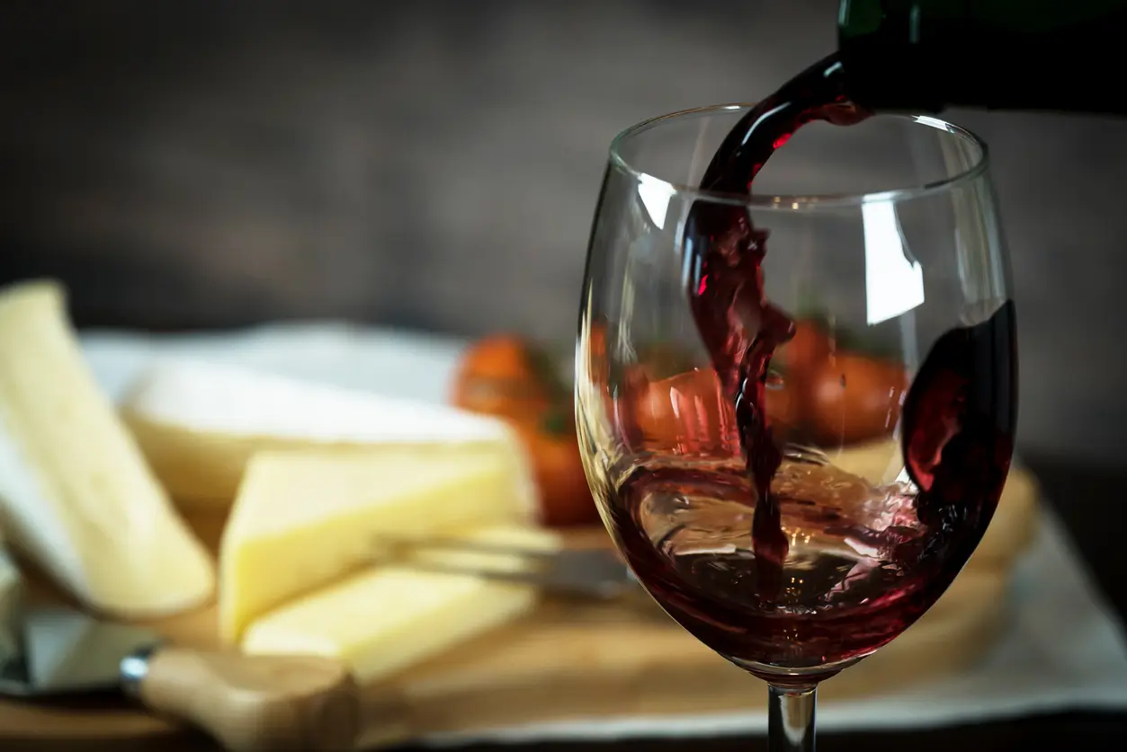 Cómo maridar un vino en casa con botanas / Foto: iStock /