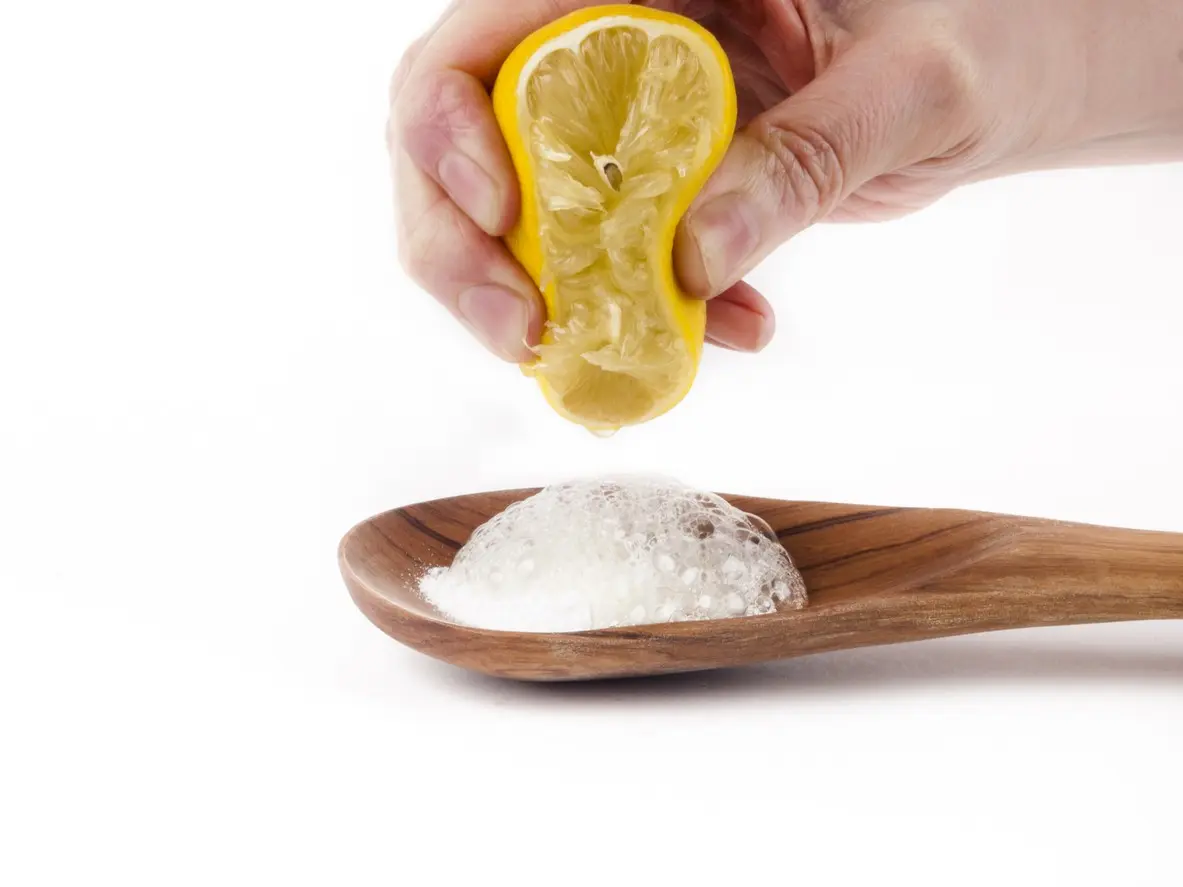 Jugo de limón y bicarbonato de sodio son un remedio poderoso para el mal olor de pies. Foto: iStock