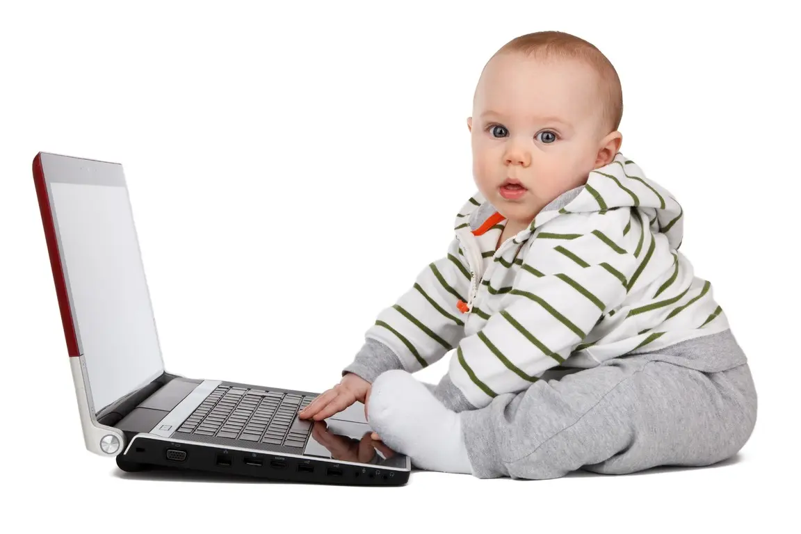 Bebé con una computadora Foto: