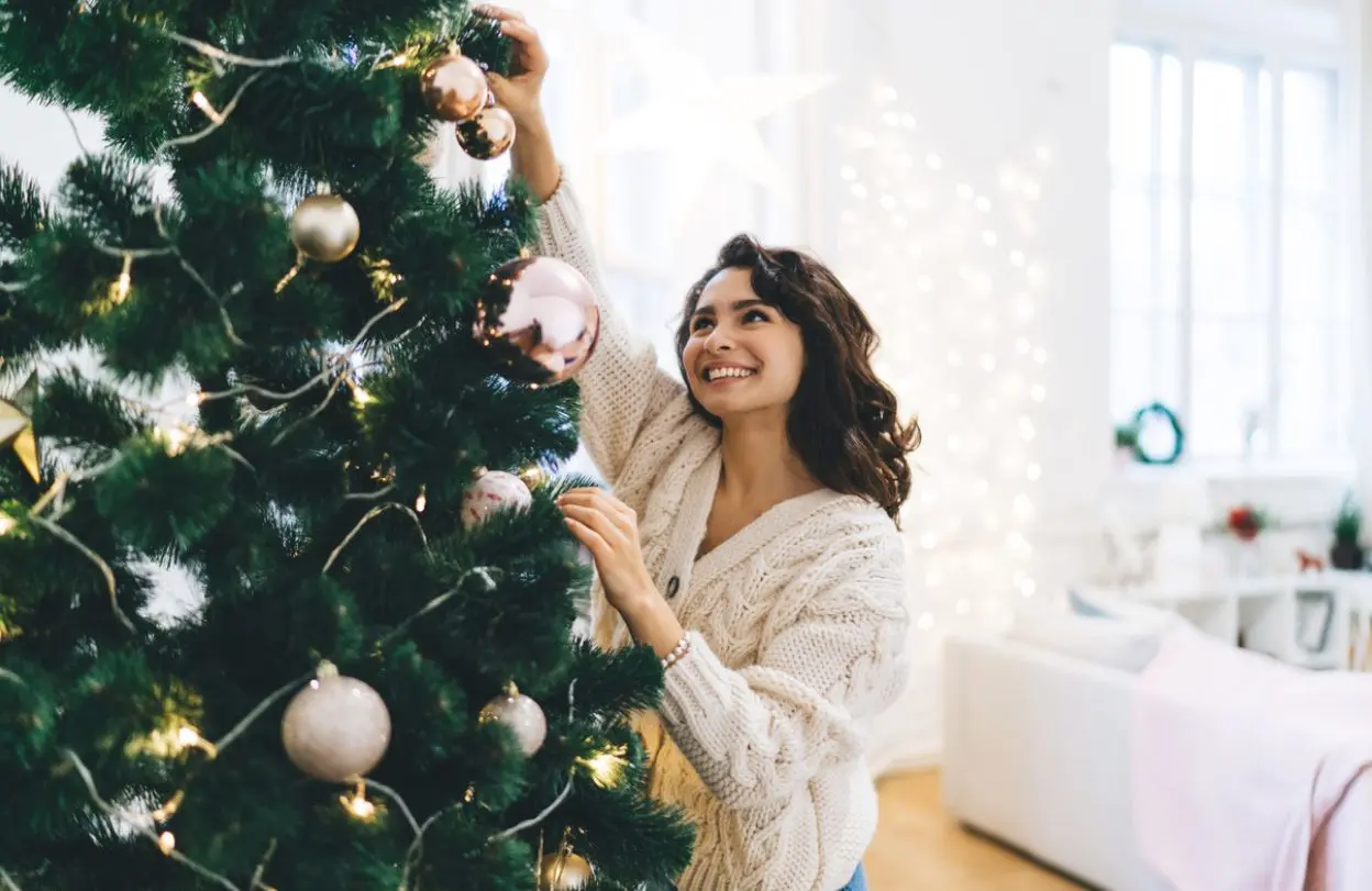 Las personas que decoran antes de Navidad son más