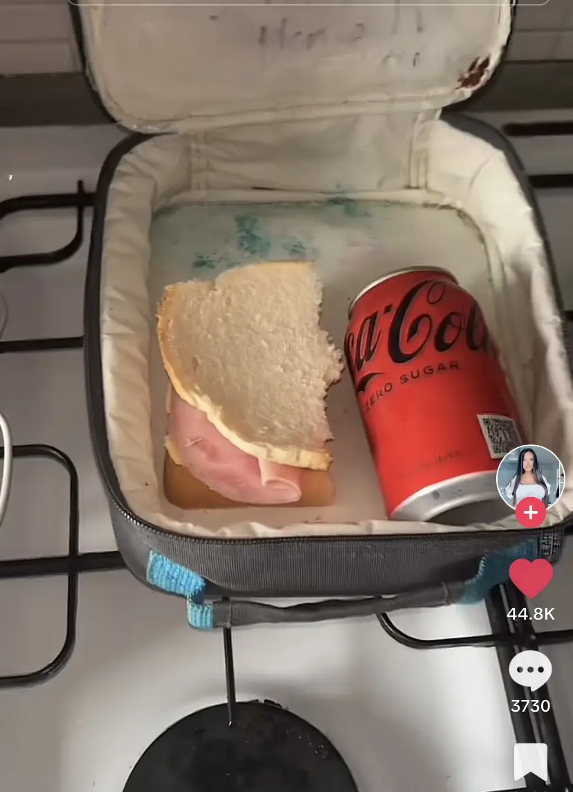 mama manda de lunch a su hijo refresco y pan