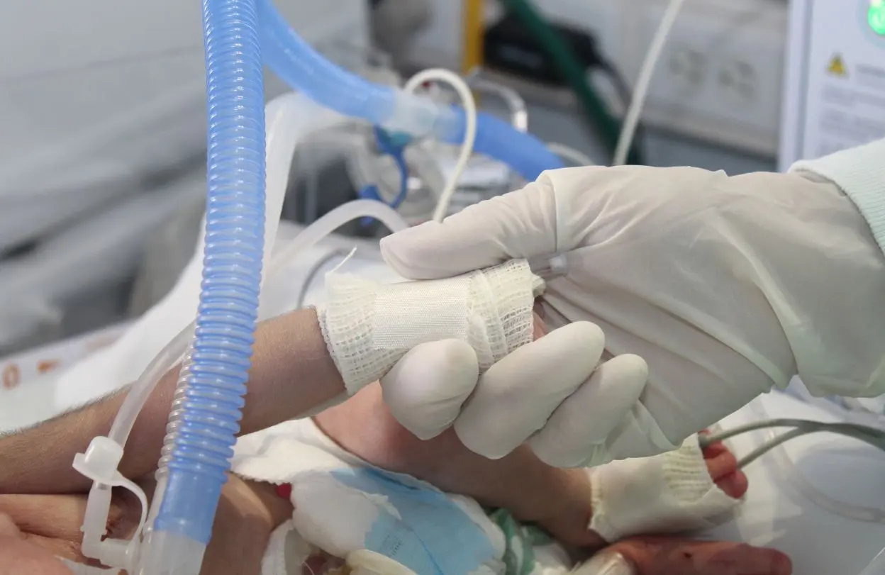 médicos del IMSS retiran tumor de 20 cm a recién nacida