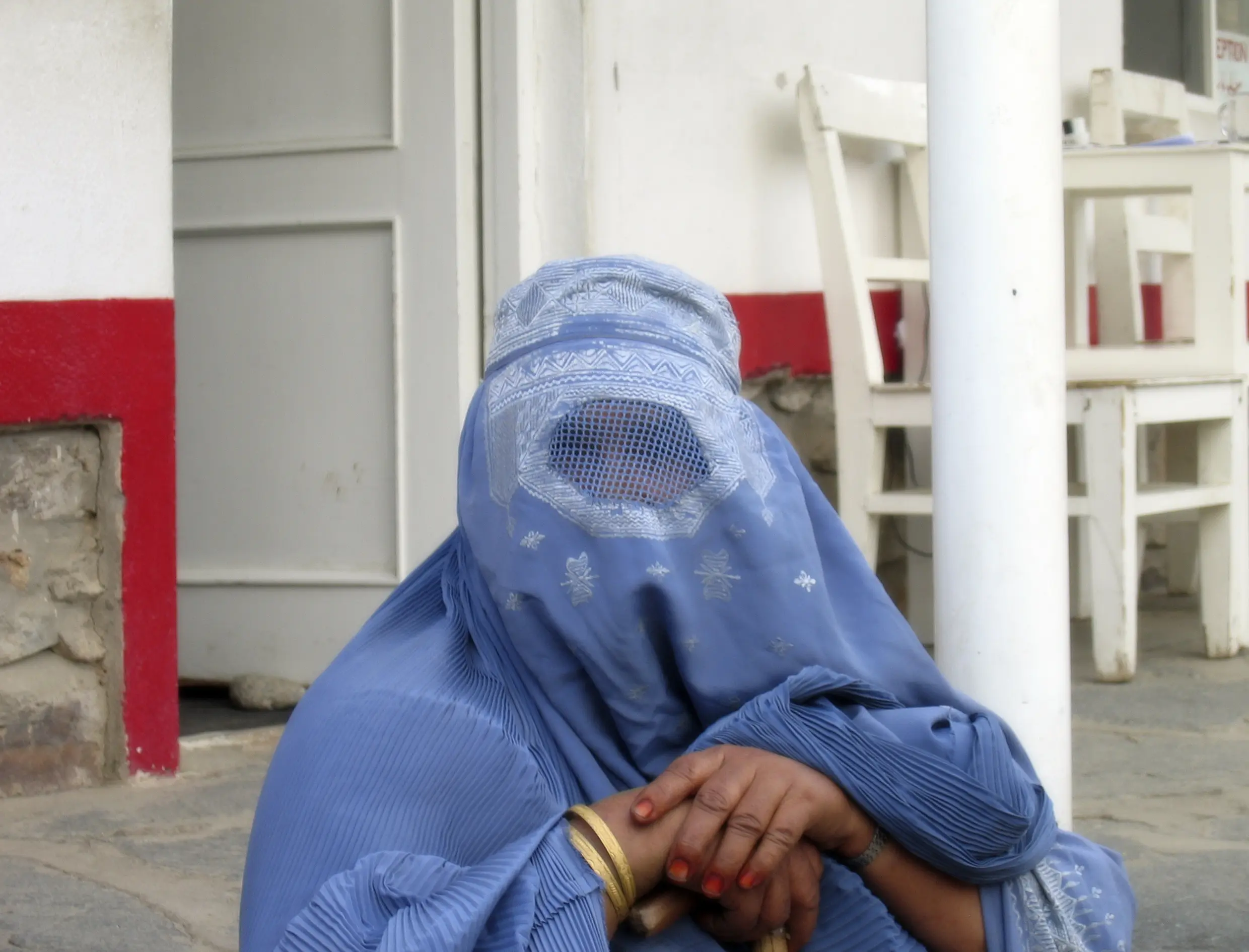 Mujer afgana con velo completo