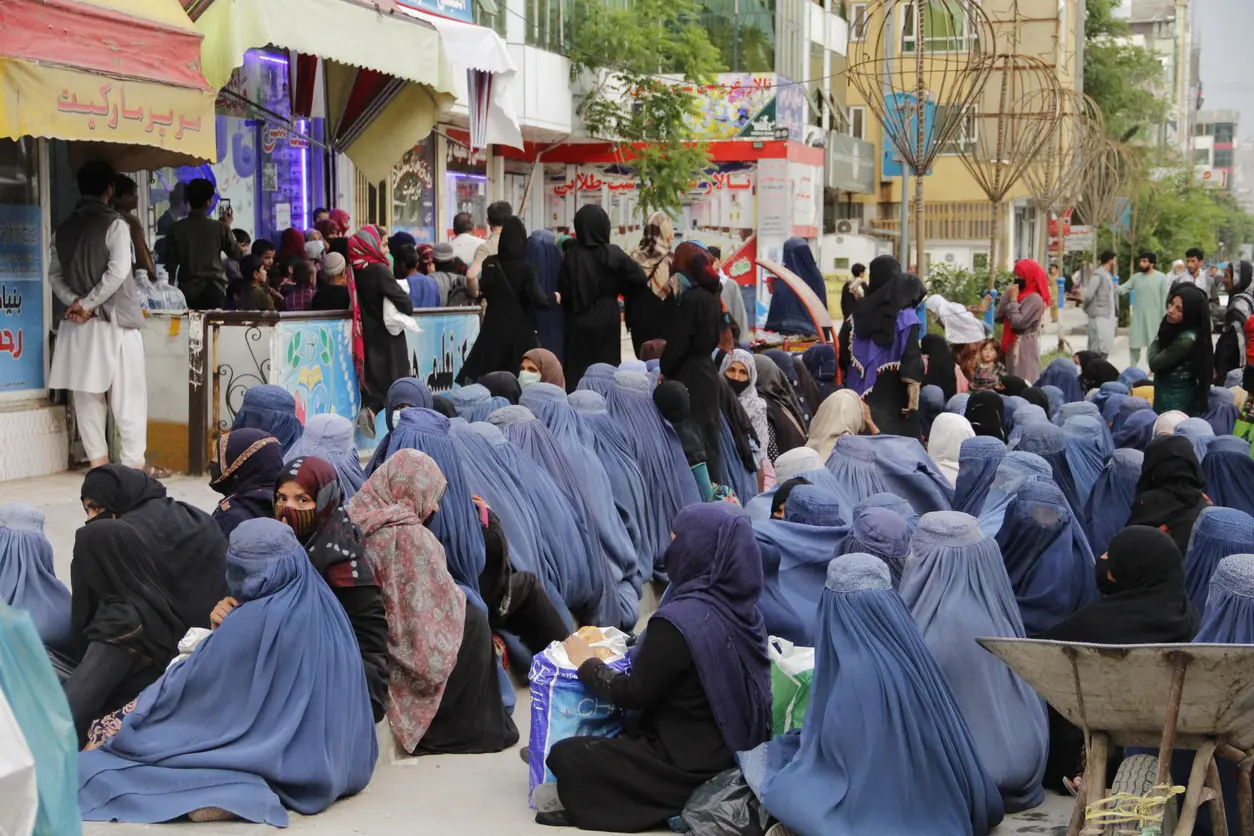 Mujeres afganas arrodilladas